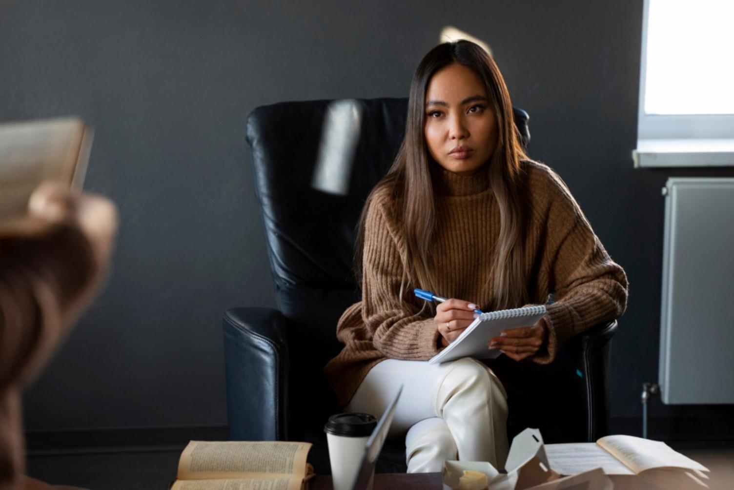 Étudiants analysant des données financières en groupe